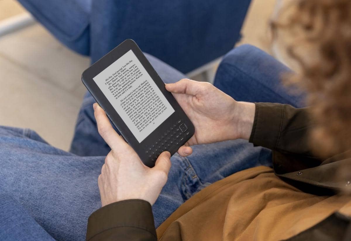 ilustrasi membaca e-book reader