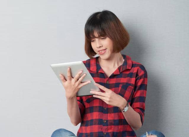 ilustrasi seorang perempuan sedang membaca e-book