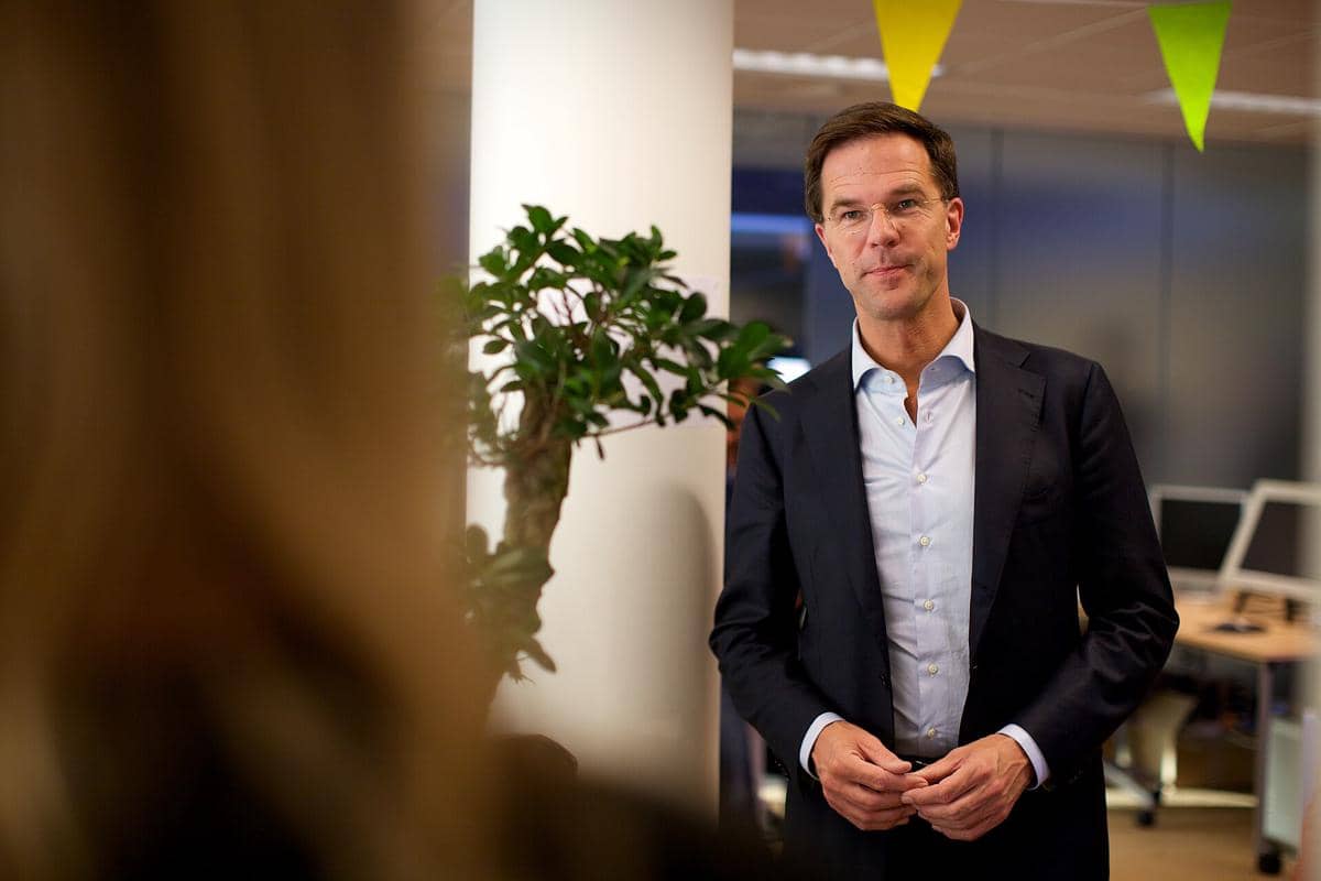 Mark Rutte sedang berada di kantornya.