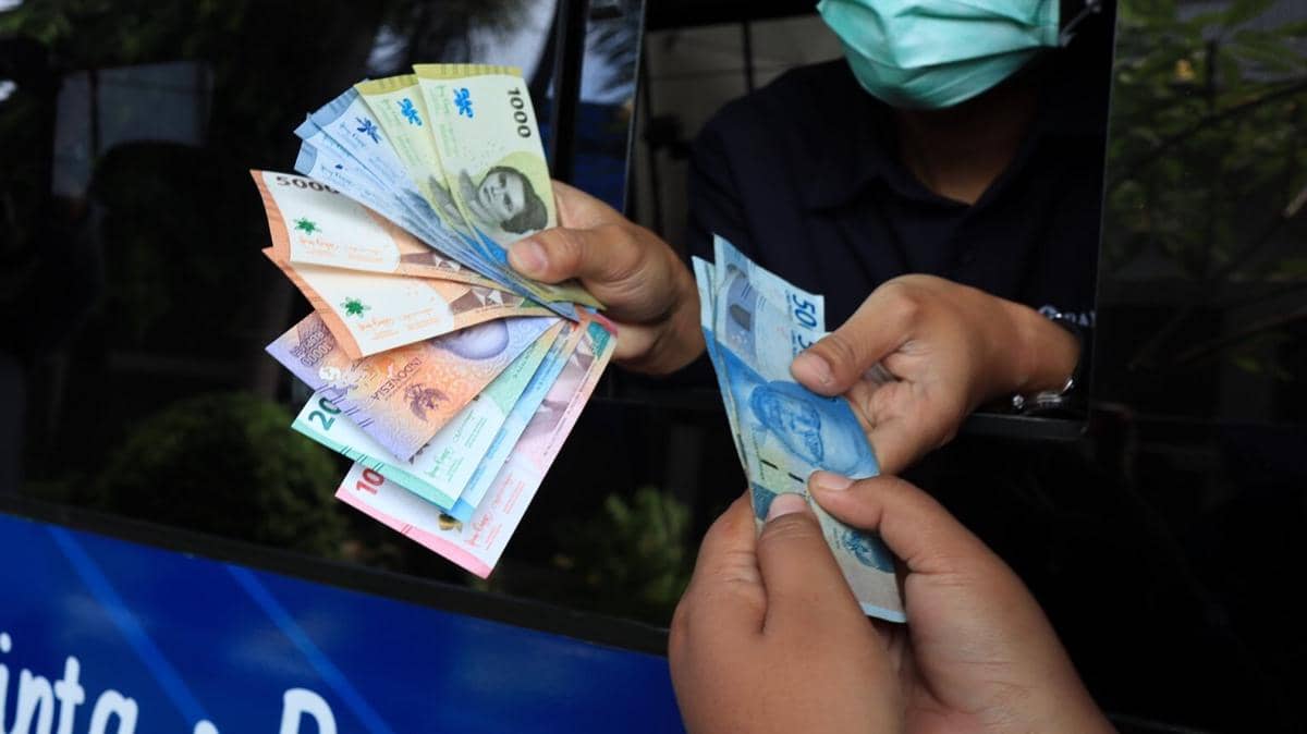Rupiah Kalah Lawan Dolar AS, Ditutup Melemah ke Rp17.188
