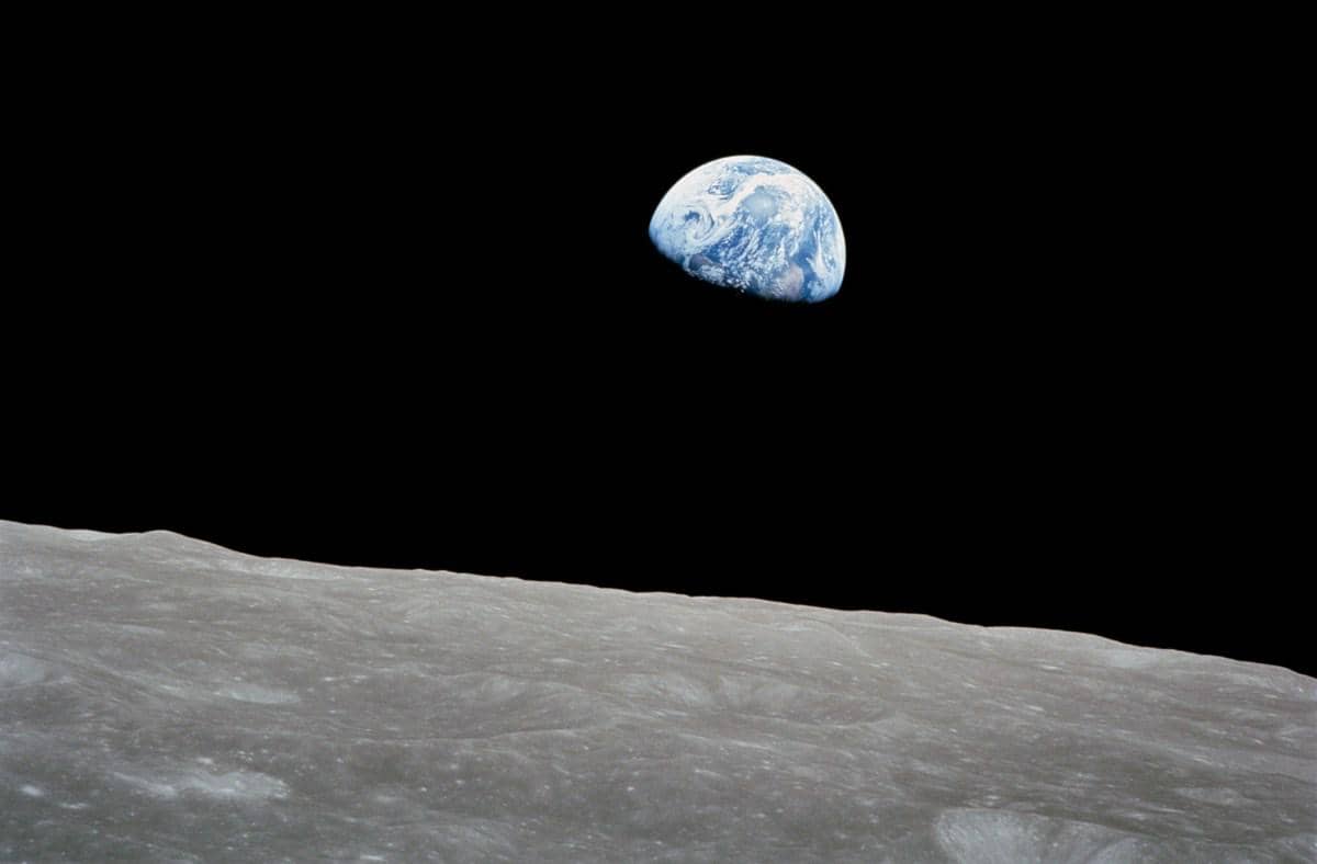 Potret "Earthrise" diambil oleh misi Apollo 8.