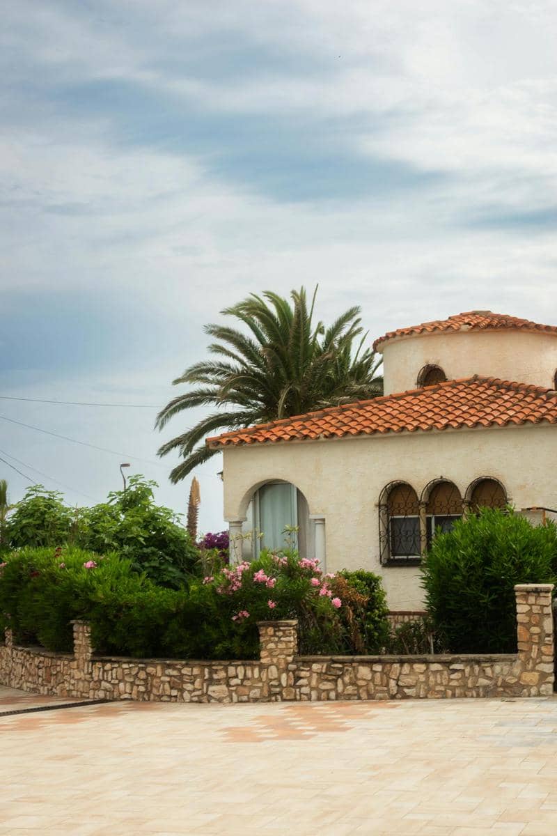 ilustrasi rumah gaya klasik Mediterania