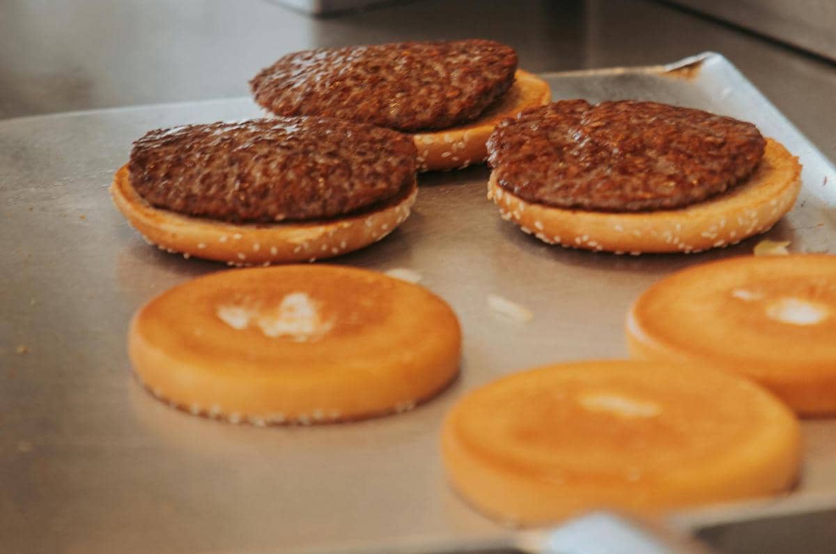 ilustrasi bahan roti dan patty untuk burger