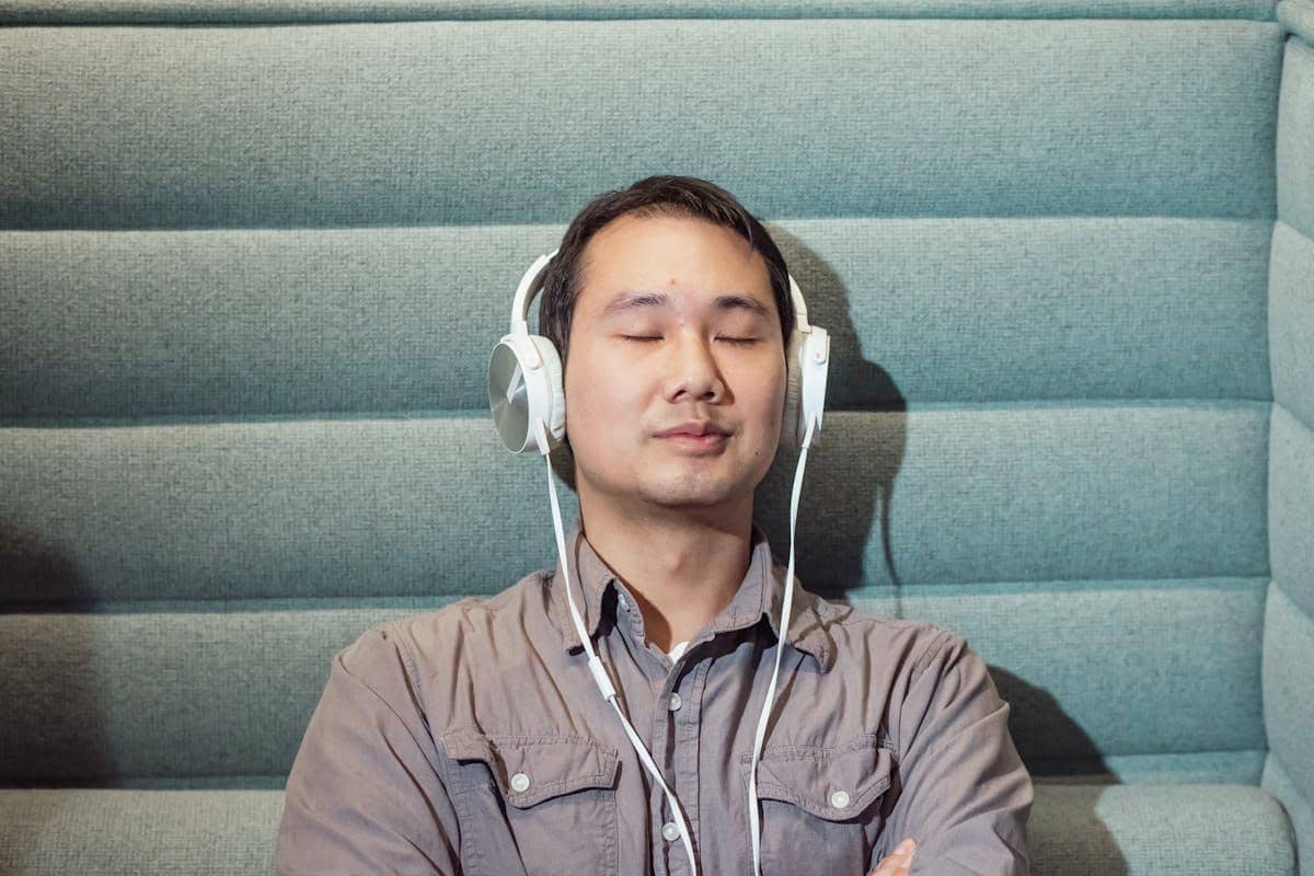 ilustrasi noise-canceling headphones bisa mengurangi sensitivitas rangsangan di kantor 