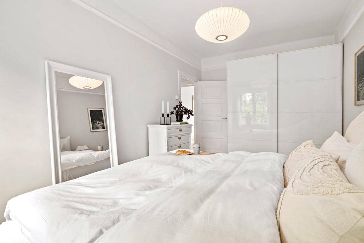 ilustrasi kamar serba putih