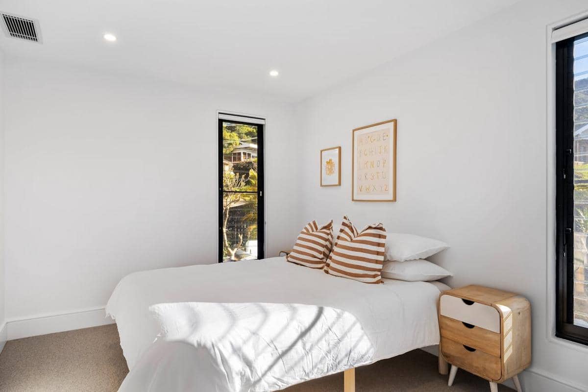 5 Inspirasi Desain Kamar Tidur Remaja Serba Putih, Clean dan Mewah!