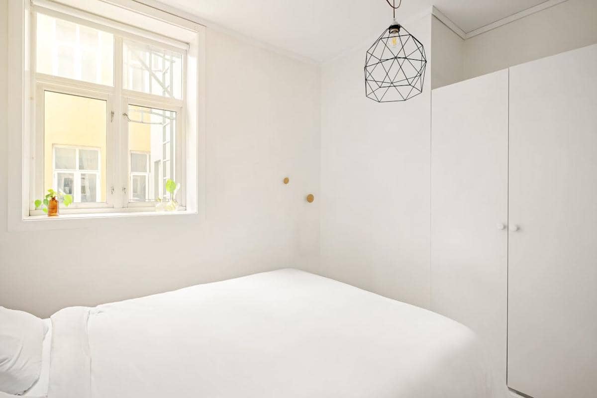 ilustrasi kamar serba putih