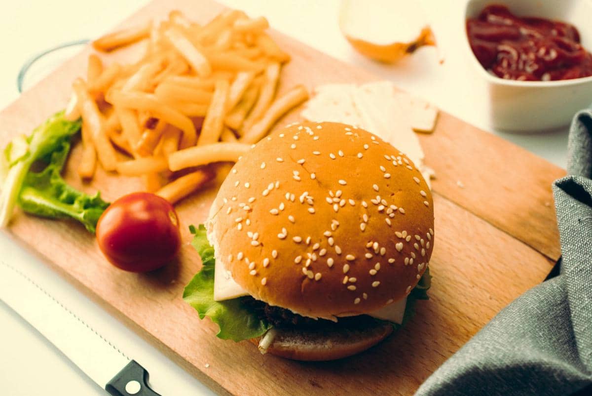 ilustrasi roti burger di atas nampan