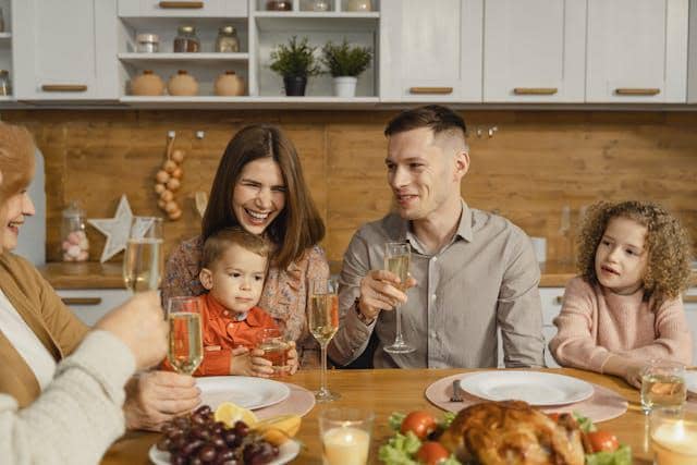 ilustrasi makan bersama 