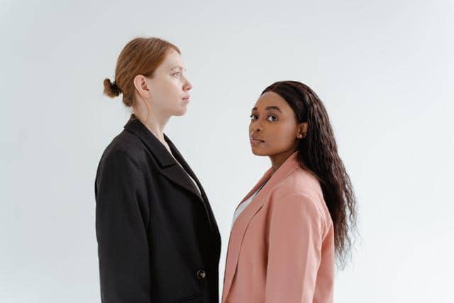 ilustrasi membandingkan orang lain