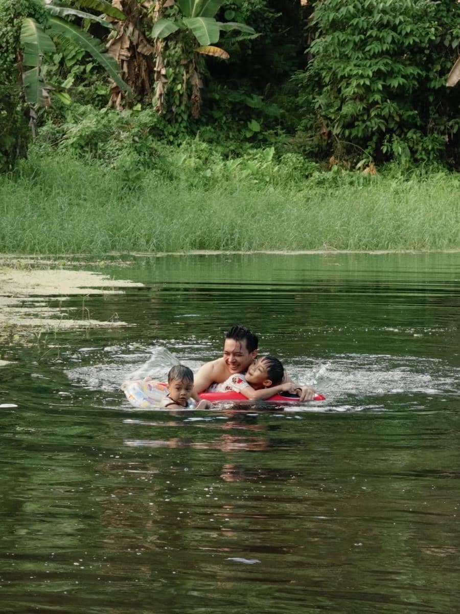 Keluarga Rey Mbayang main di telaga yang ada di Kotabunan