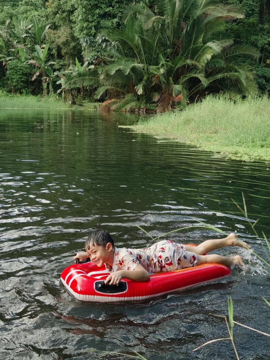 Keluarga Rey Mbayang main di telaga yang ada di Kotabunan