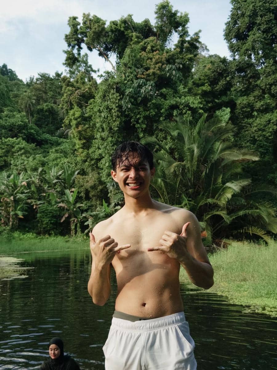 Keluarga Rey Mbayang main di telaga yang ada di Kotabunan