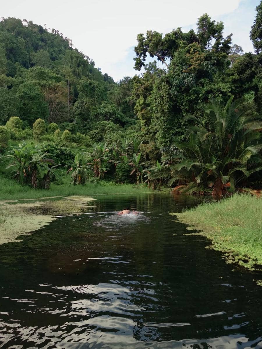 Keluarga Rey Mbayang main di telaga yang ada di Kotabunan