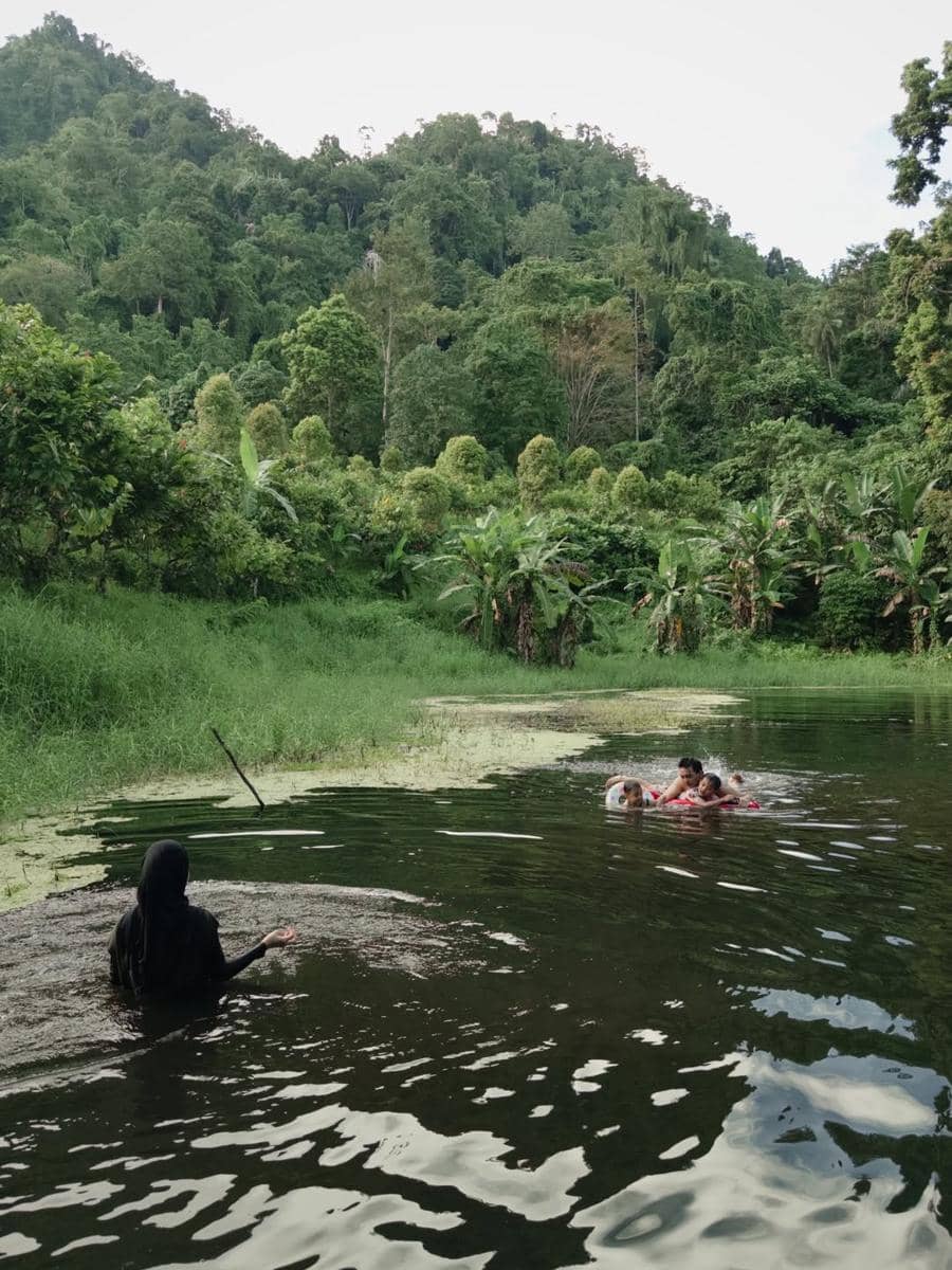 Keluarga Rey Mbayang main di telaga yang ada di Kotabunan