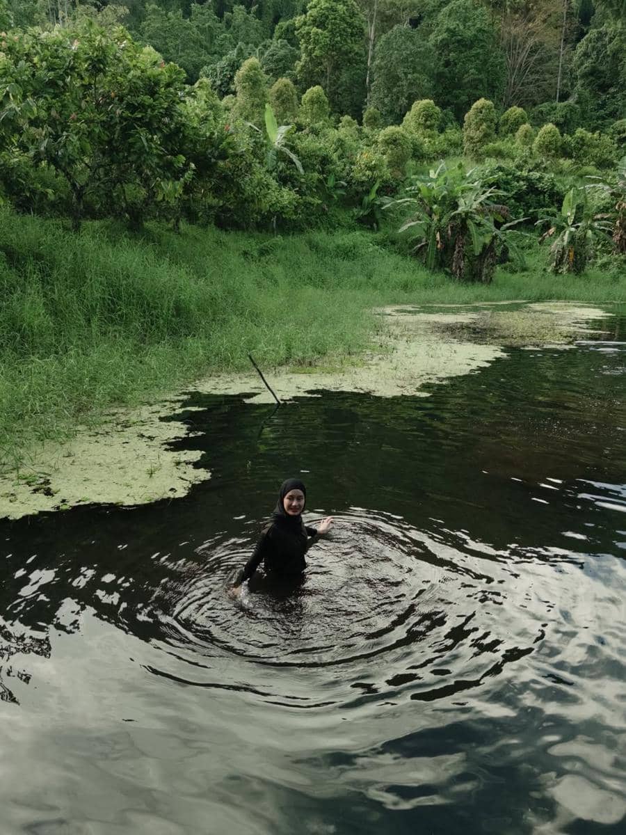 Keluarga Rey Mbayang main di telaga yang ada di Kotabunan
