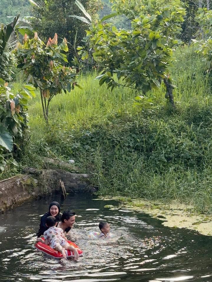 Keluarga Rey Mbayang main di telaga yang ada di Kotabunan