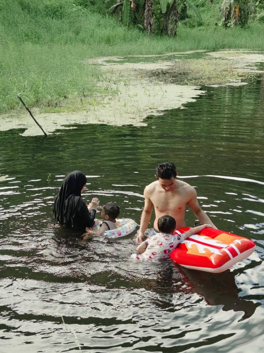 Keluarga Rey Mbayang main di telaga yang ada di Kotabunan
