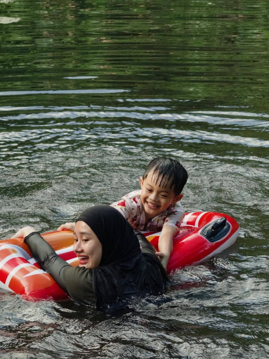 Keluarga Rey Mbayang main di telaga yang ada di Kotabunan