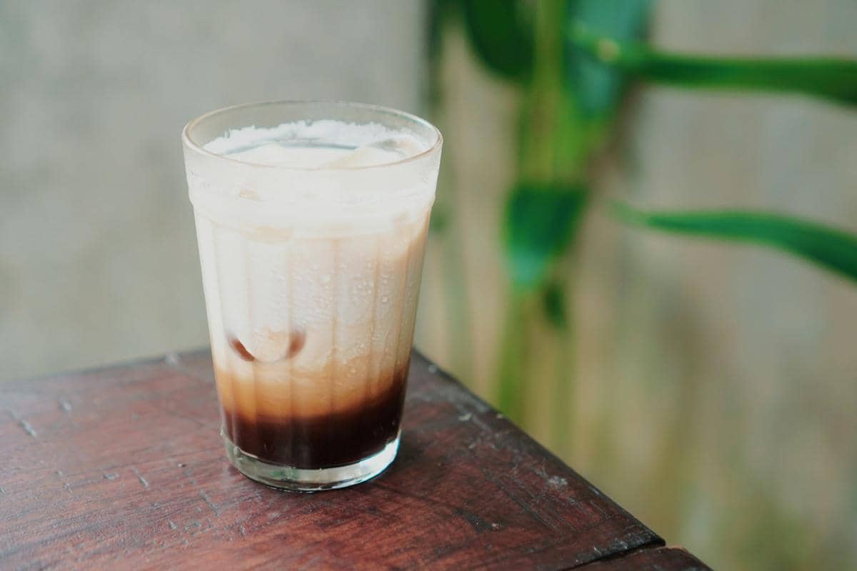 Ilustrasi es kopi susu aren