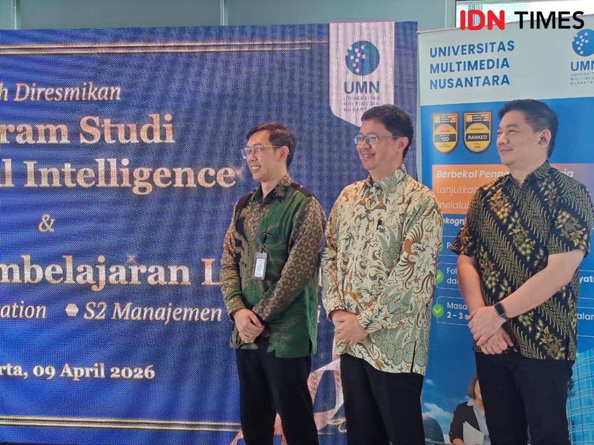 Dekan Fakultas Teknik dan Informatika UMN,  Asst. Prof. Dr. Eng. Niki Prastomo, S.T., M.Sc. (kiri), Dr. Prio Utomo, S.T., MPC., Dekan Fakultas Bisnis UMN dan Direktur RPL (tengah), serta General Manager Marketing and Business Development UMN, Arief Setyadi Hernawa, S.T., M.M. (kanan) dalam peluncuran Prodi AI dan Program RPL UMN pada Kamis (9/4/2026) di Ascott Menteng, Jakarta Pusat. (IDN Times/Febriyanti Revitasari)
