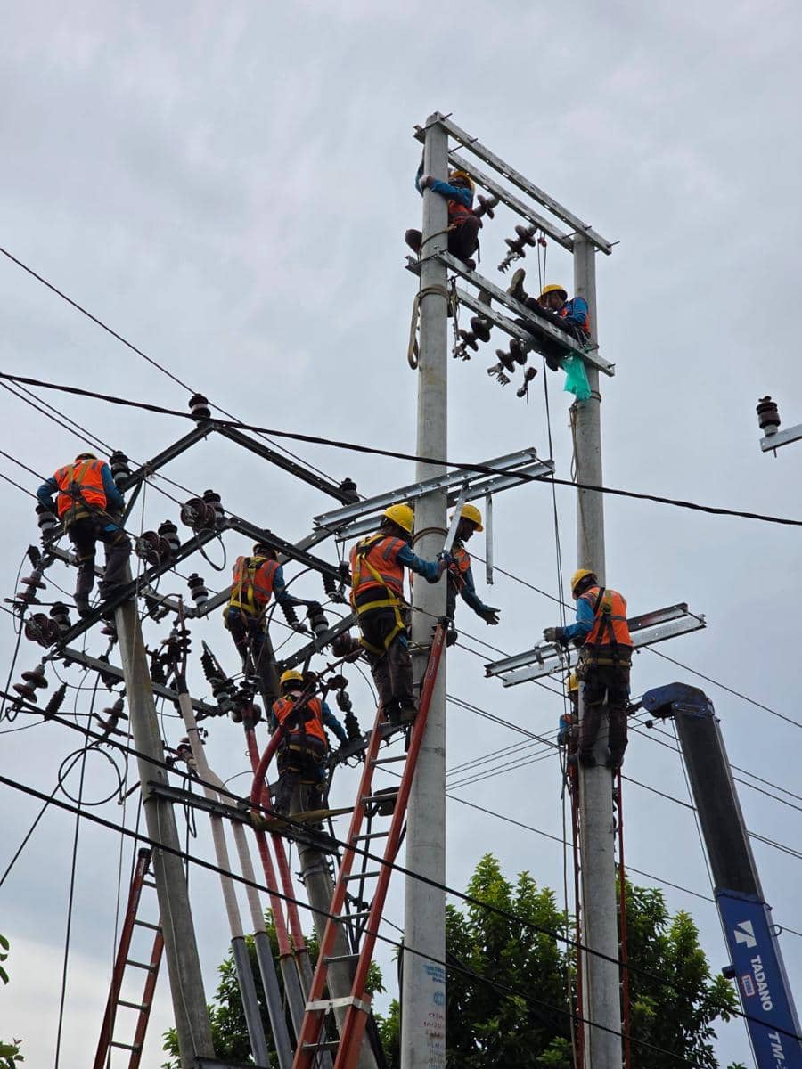 Truk Tabrak Tiang Listrik Depan RS Imanuel, Kelistrikan Terganggu