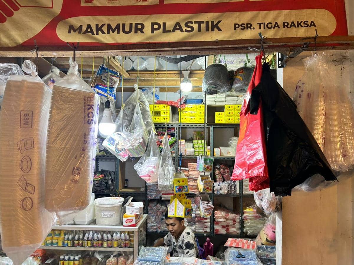 Harga Plastik di Tangerang Naik hingga 55 Persen, Omzet Pedagang Turun