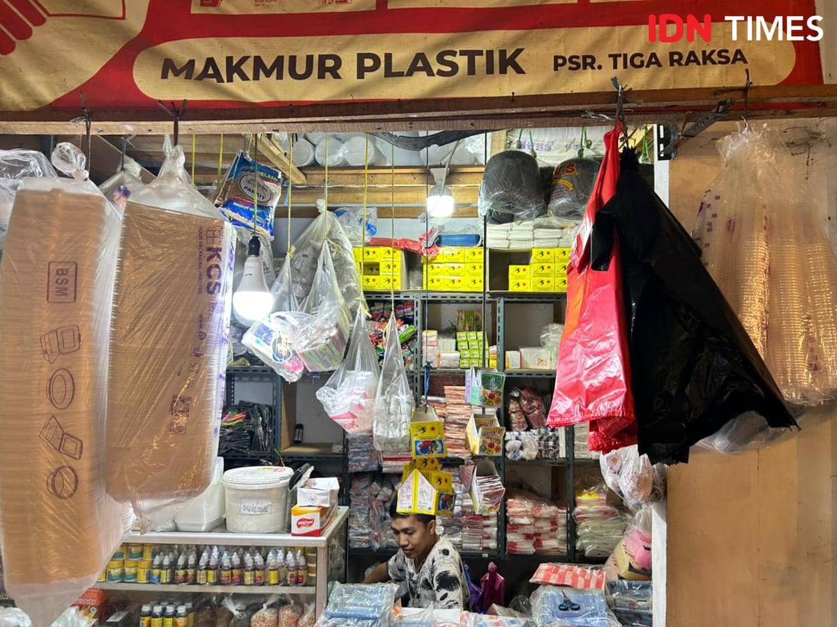 Harga Plastik di Tangerang Naik hingga 55 Persen, Omzet Pedagang Turun