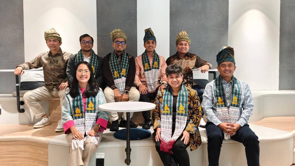 Dirut PT Inalum Meli Sarnita menerima Proper Emas dan Hijau 2025 (dok.Inalum)