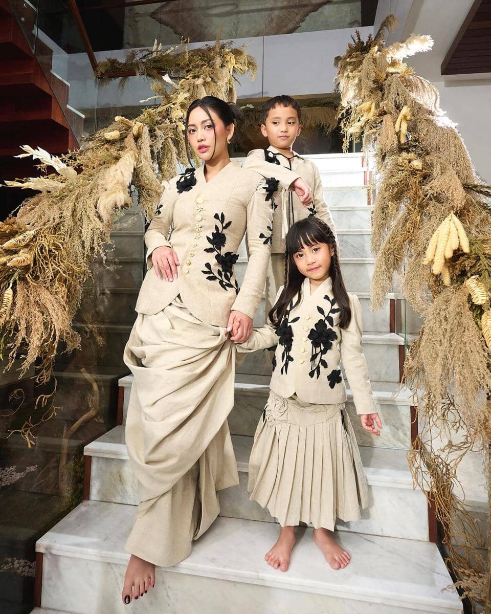 ootd Rachel Vennya dan anak-anaknya