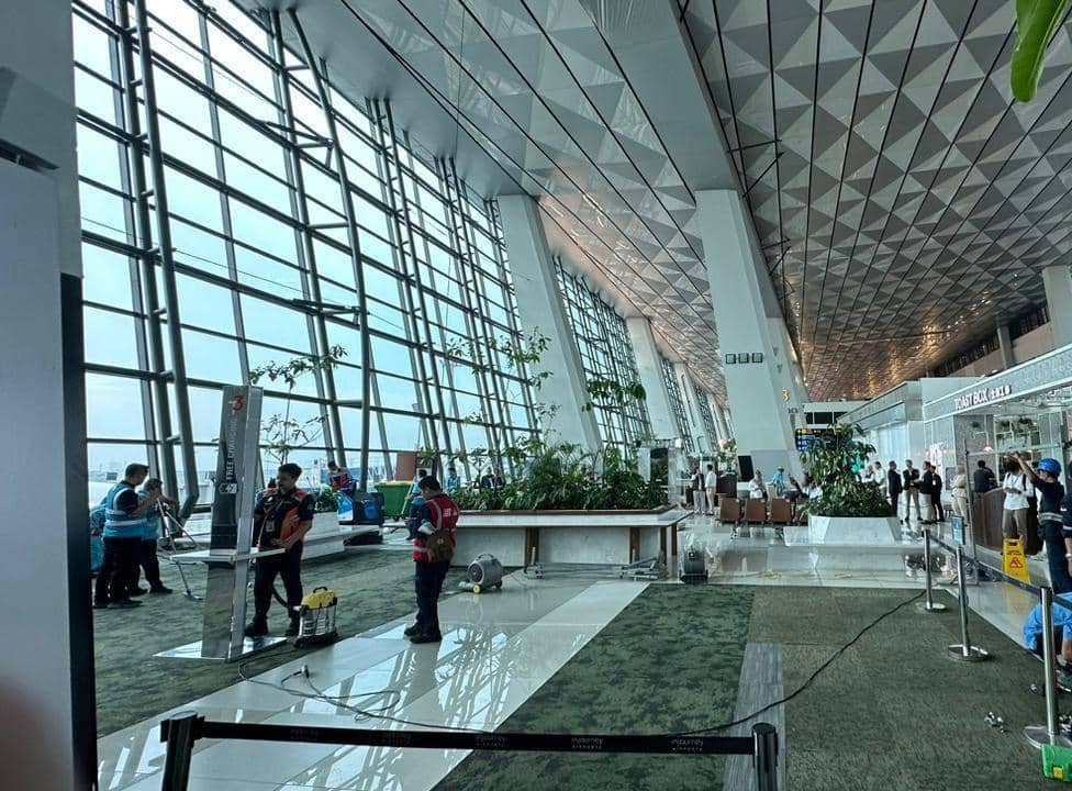Proses perbaikan atap yang jebol di Terminal 3 Bandara Soekarno-Hatta 