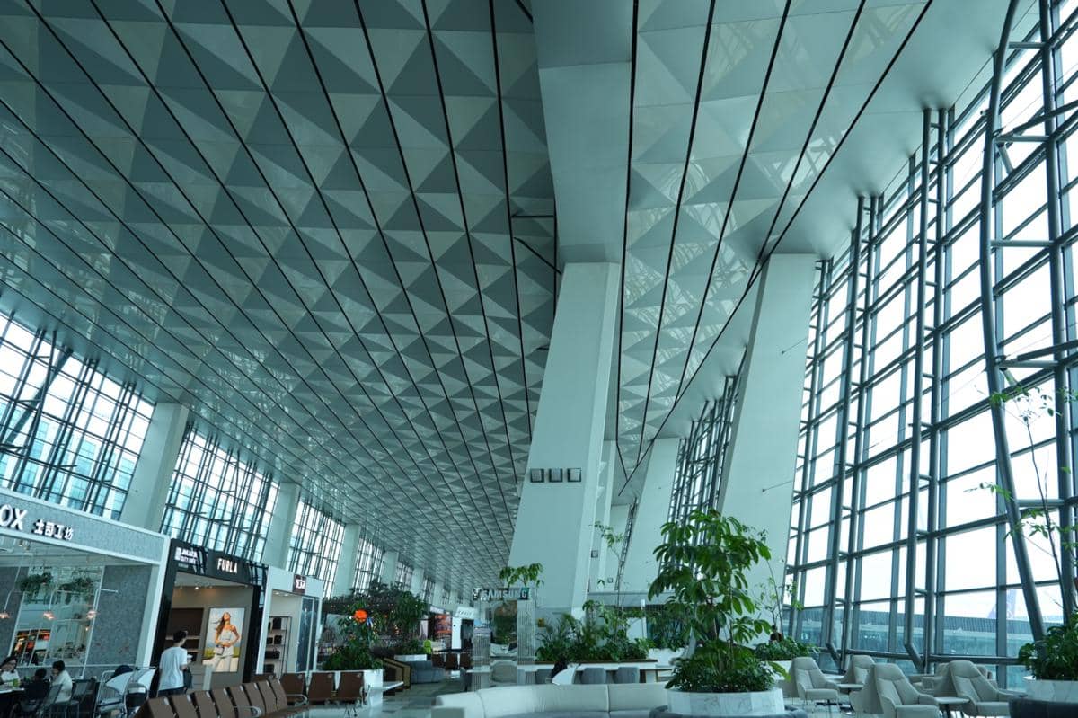 Proses perbaikan atap yang jebol di Terminal 3 Bandara Soekarno-Hatta 