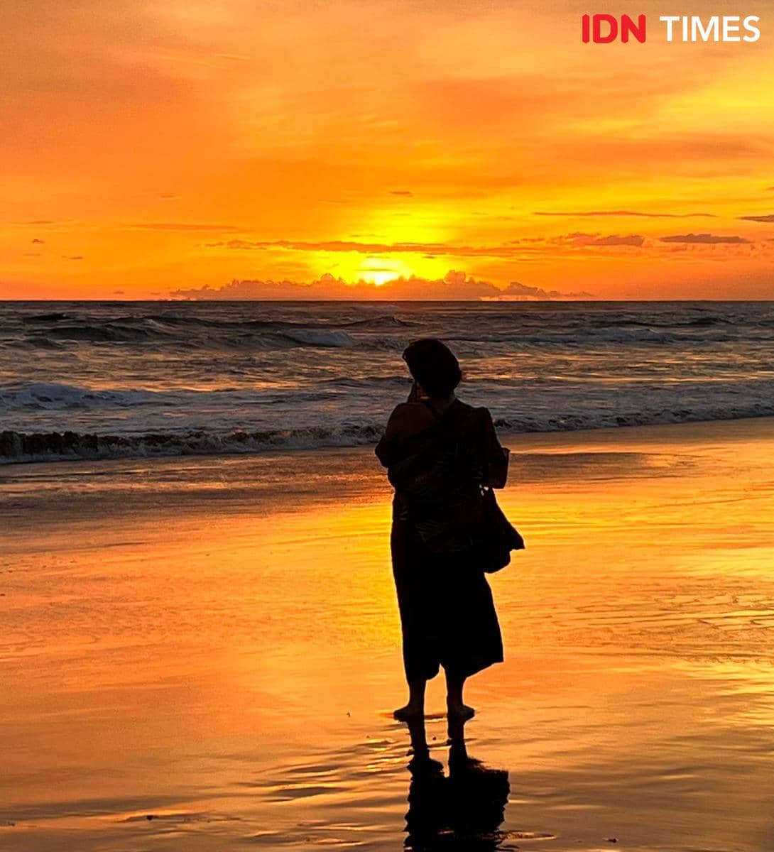Potret sunset di Pantai Berawa, Canggu