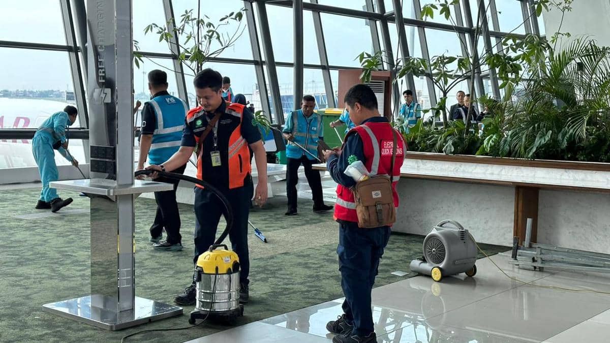 Proses perbaikan atap yang jebol di Terminal 3 Bandara Soekarno-Hatta 