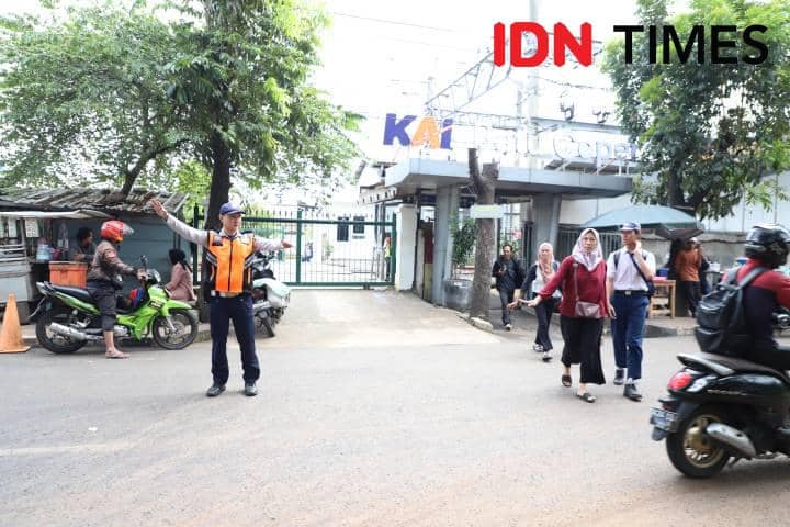 Petugas Dishub Kota Tangerang mengawasi kendaraan yang parkir liar di Stasiun Batuceper