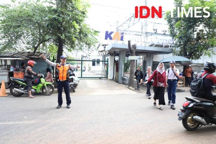 Petugas Dishub Kota Tangerang mengawasi kendaraan yang parkir liar di Stasiun Batuceper