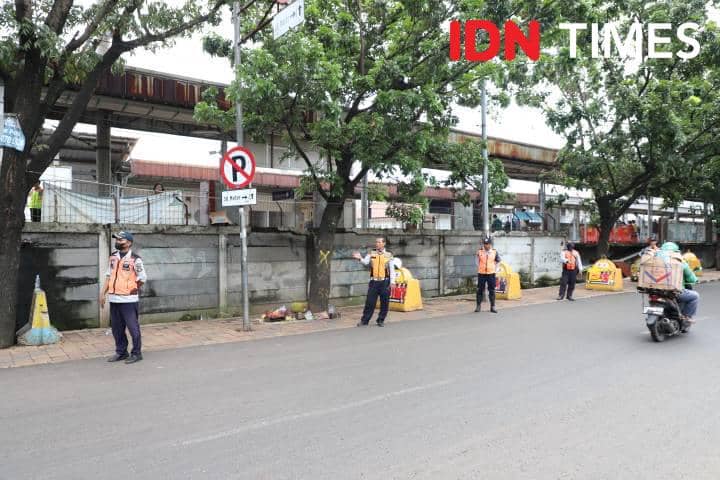 Petugas Dishub Kota Tangerang mengawasi kendaraan yang parkir liar di Stasiun Batuceper