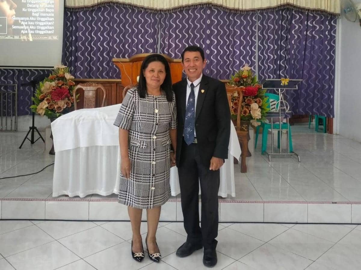 Pendeta GMAHK Kasih Karunia Nagha II, Jems Najoan, bersama istri, Deitje Somba. Dok. Pribadi