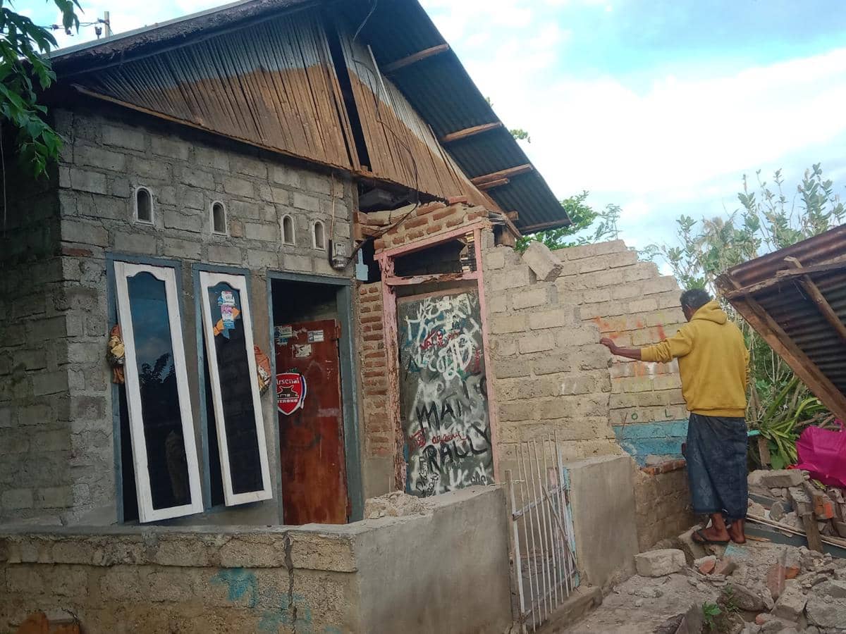 Korban Gempa Larantuka Trauma dan Mengungsi di Lapangan