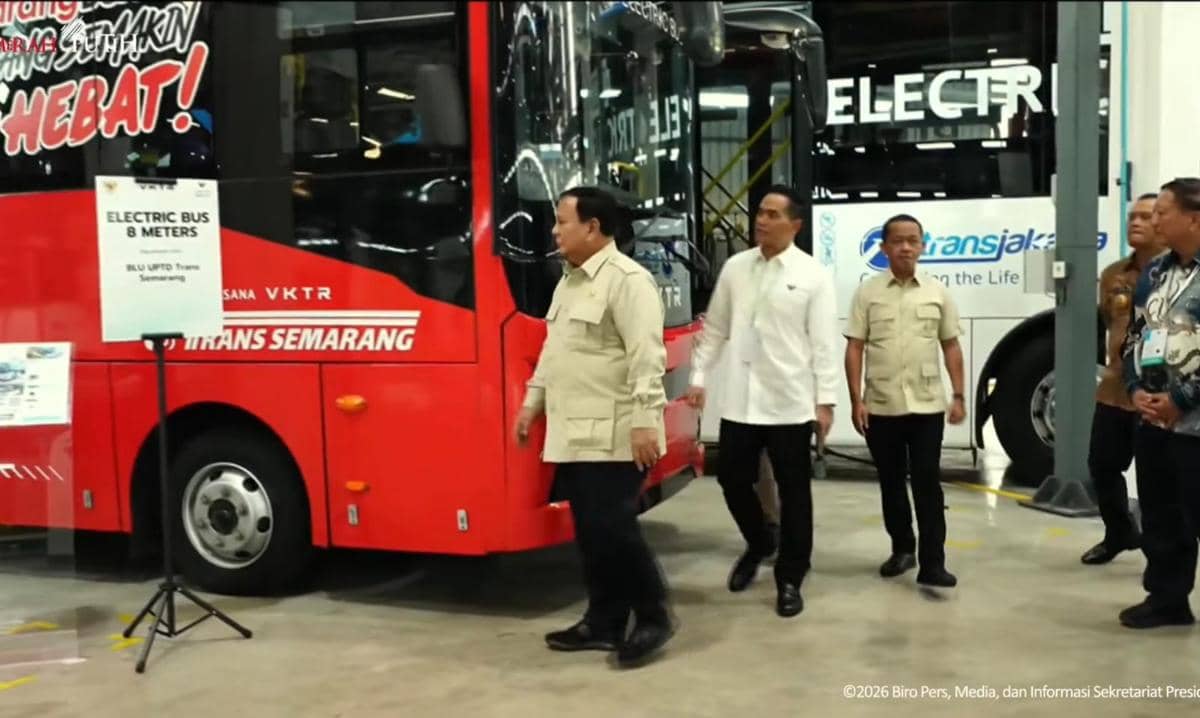 Kala Prabowo Naik Bus Listrik TransJakarta di Pabriknya Langsung