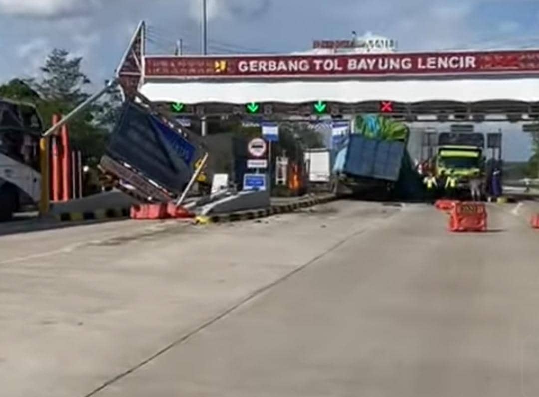 Truk Fuso Rem Blong Tabrak Gerbang Tol Bayung Lencir