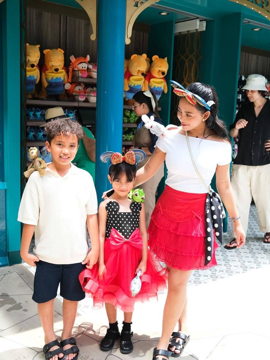 ootd Rachel Vennya dan anak-anaknya