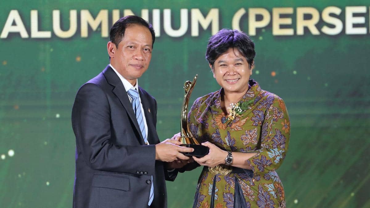 Dirut PT Inalum Meli Sarnita menerima Proper Emas dan Hijau 2025 (dok.Inalum)