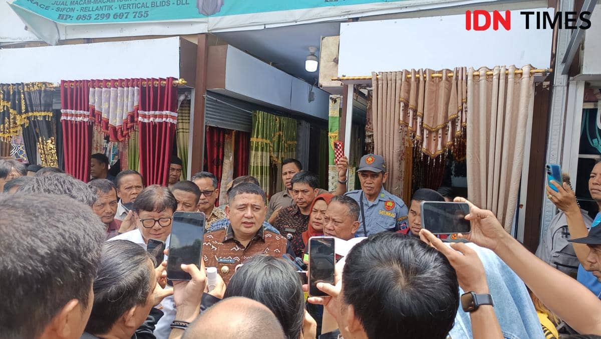 Wali Kota Makassar, Munafri Arifuddin (kanan), diwawancarai usai meninjau kondisi Pasar Sentral (New Makassar Mall) bersama pemilik pengelola John Theodore (kiri), Kamis (9/4/2026). IDN Times/Asrhawi Muin