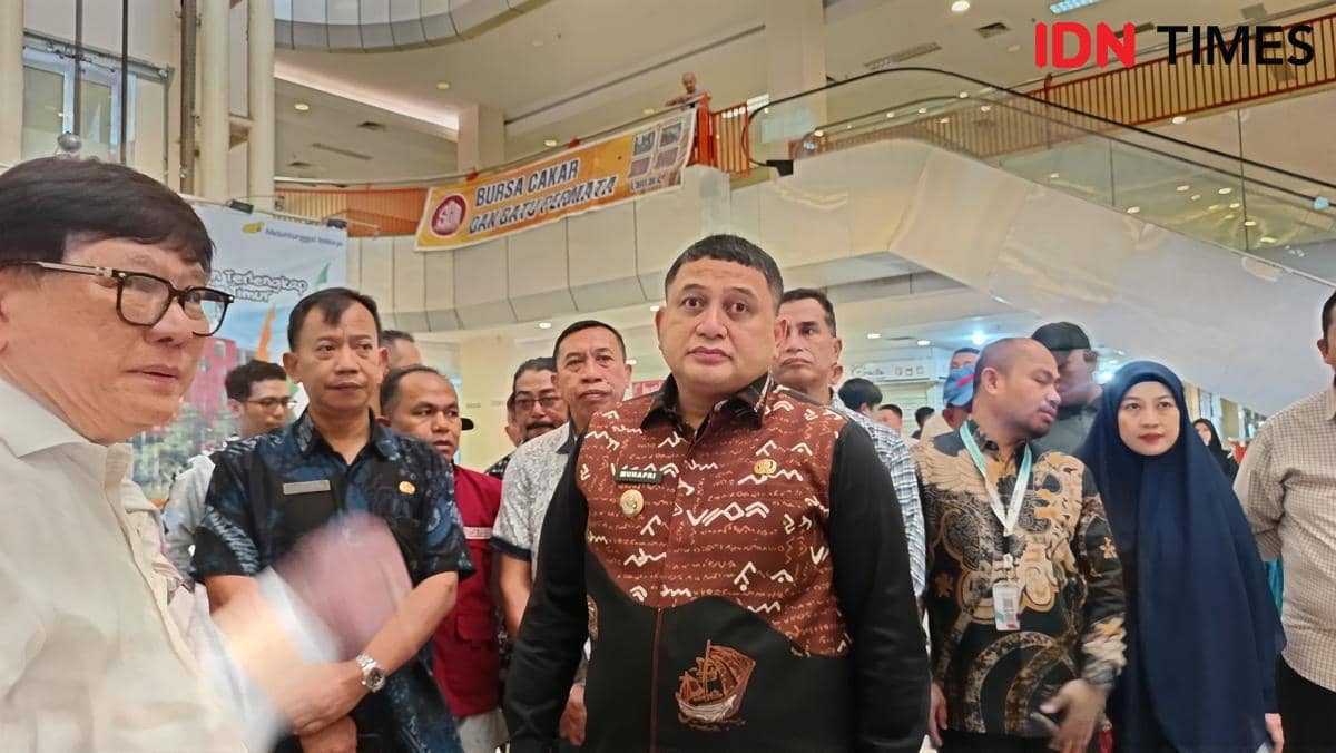 Wali Kota Makassar, Munafri Arifuddin, meninjau kondisi Pasar Sentral (New Makassar Mall) bersama pemilik pengelola John Theodore dan jajaran terkait, Kamis (9/4/2026). IDN Times/Asrhawi Muin