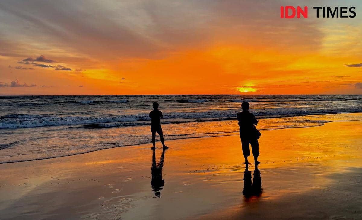 Potret sunset di Pantai Berawa, Canggu  