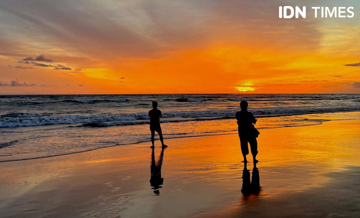 Potret sunset di Pantai Berawa, Canggu