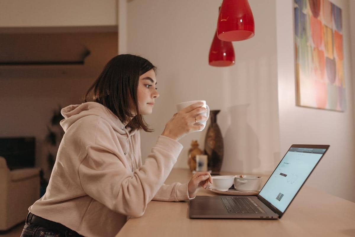 Ilustrasi bekerja sampai malam (pexels.com/Photo by Pavel Danilyuk)