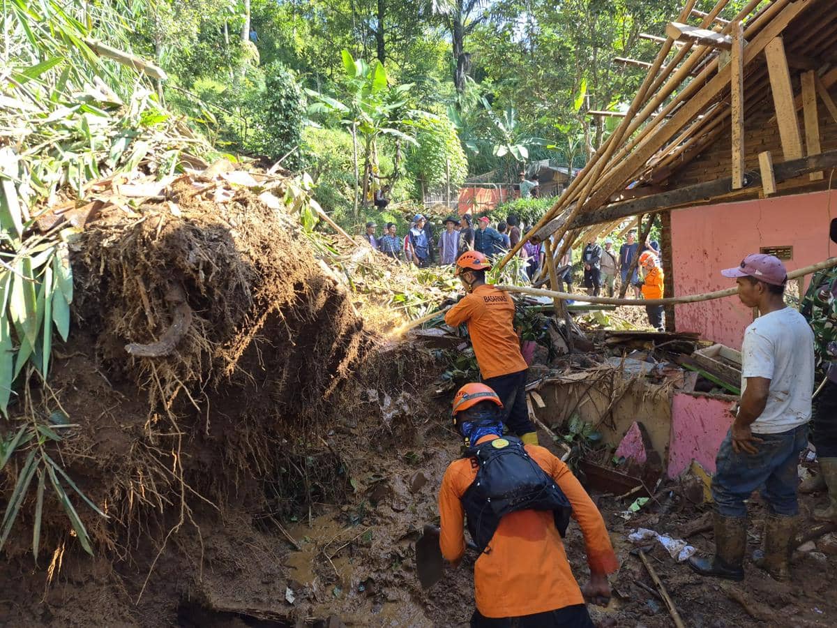 SAR Bandung Lanjutkan Pencarian Supendi yang Hilang Tertimbun Longsor