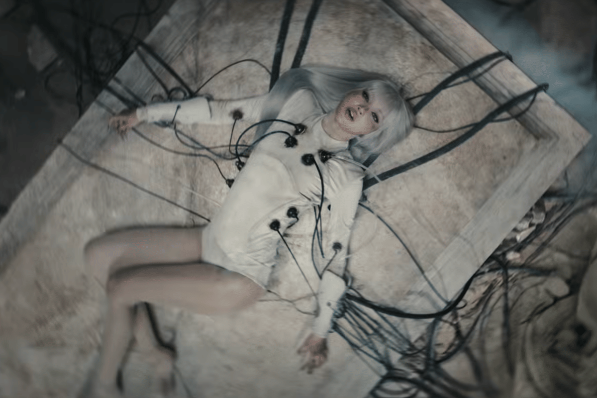 Lisa BLACKPINK di MV Bad Angel (youtube.com/Anyma)